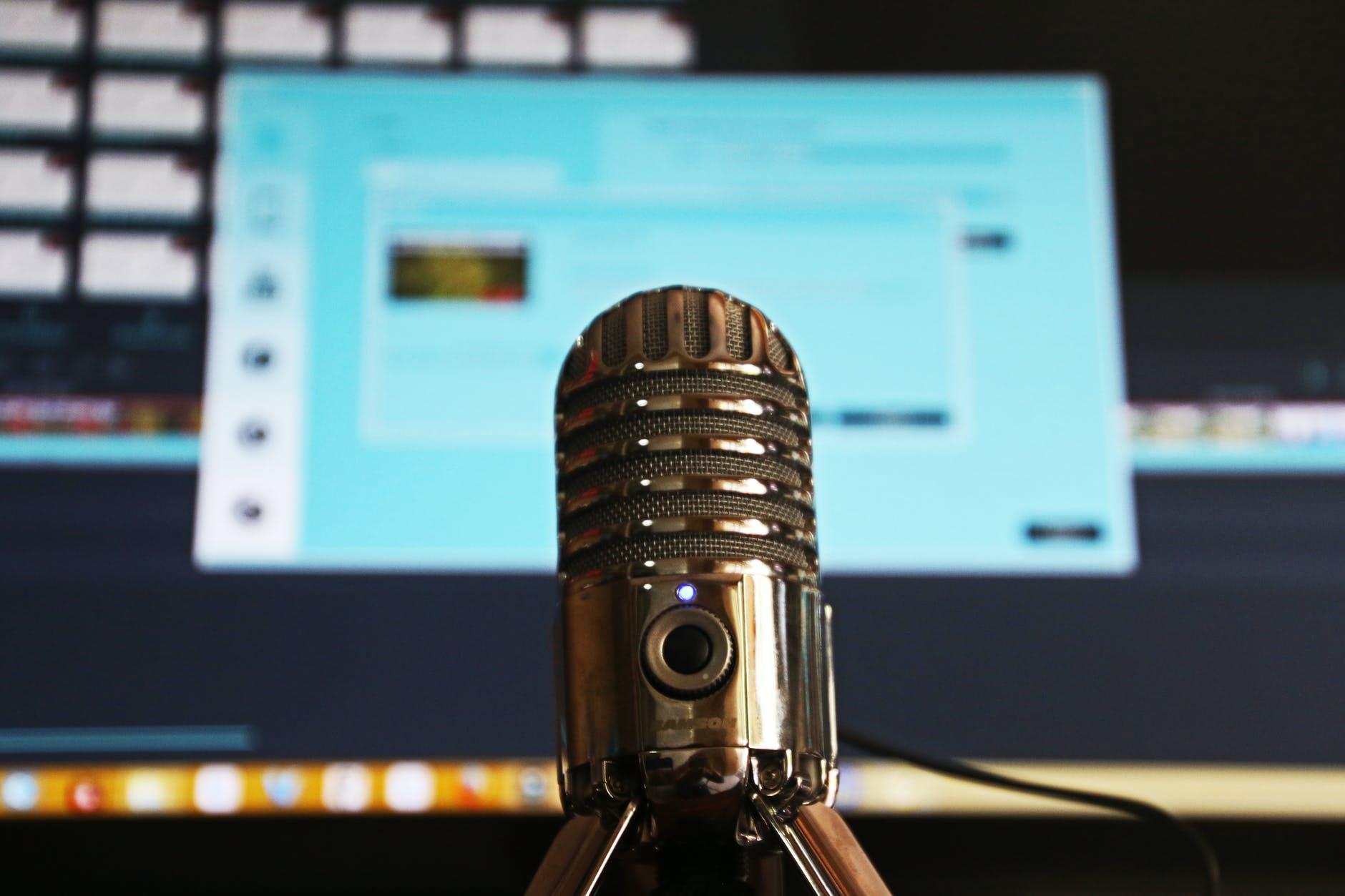 convertir artículos a voz – Photo by Magda Ehlers on Pexels.com convertir artículos a voz