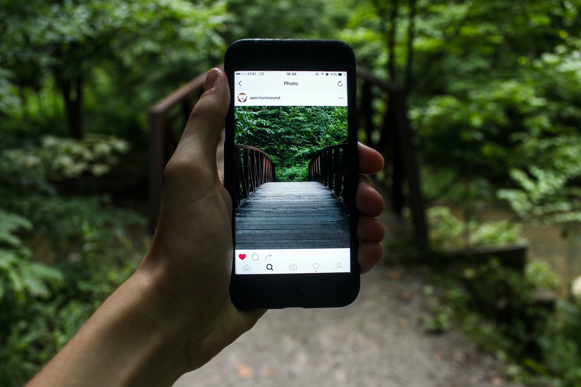 Como CREAR una cuenta de INSTAGRAM – Porque crear una cuenta de instagram – Photo by Jeremy Levin on Pexels.com Como CREAR una cuenta de INSTAGRAM - Persona con el móvil haciendo una foto a un camino