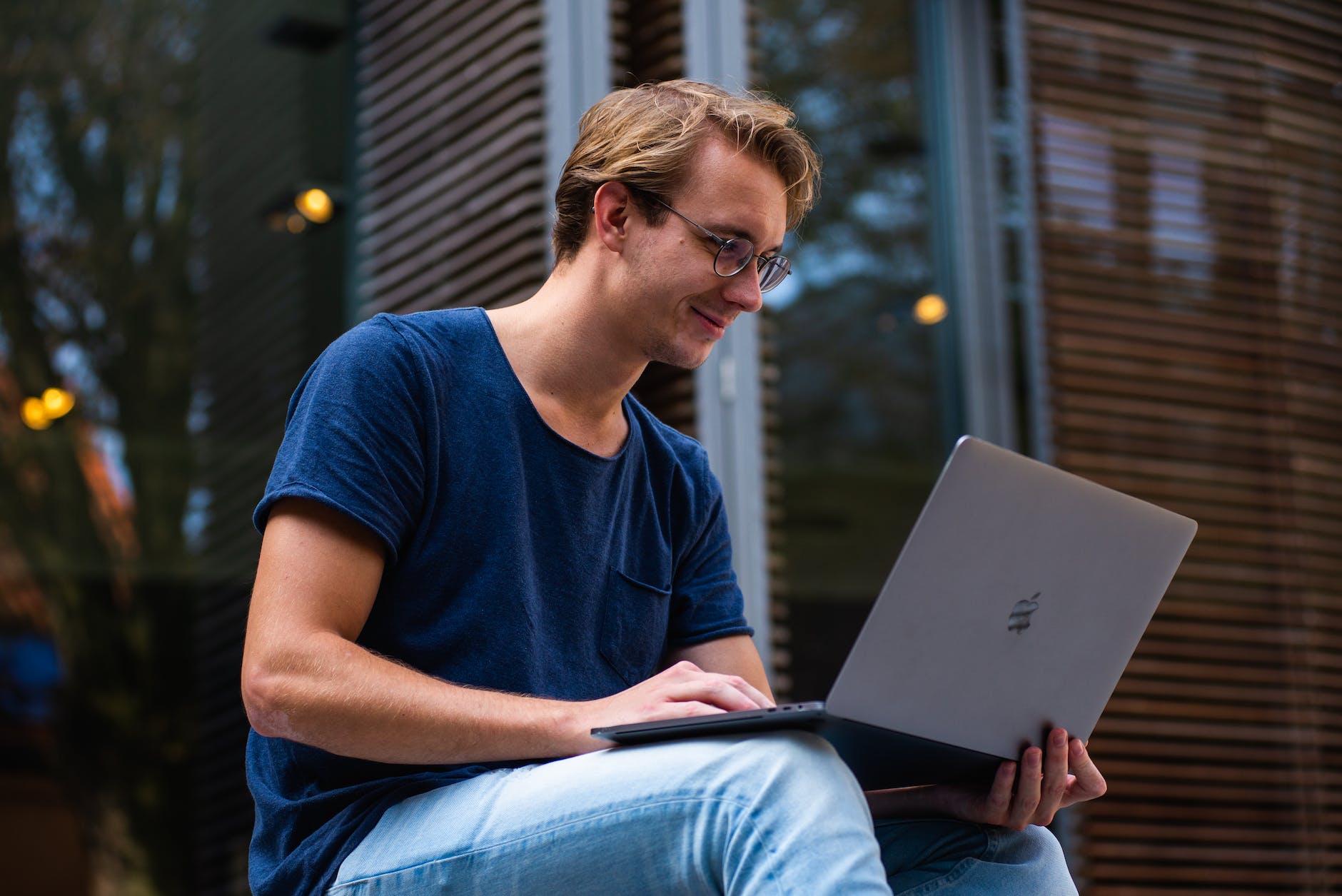 Cómo crear un blog y ganar dinero Cómo crear un blog y ganar dinero - foto de un hombre usando un portátil