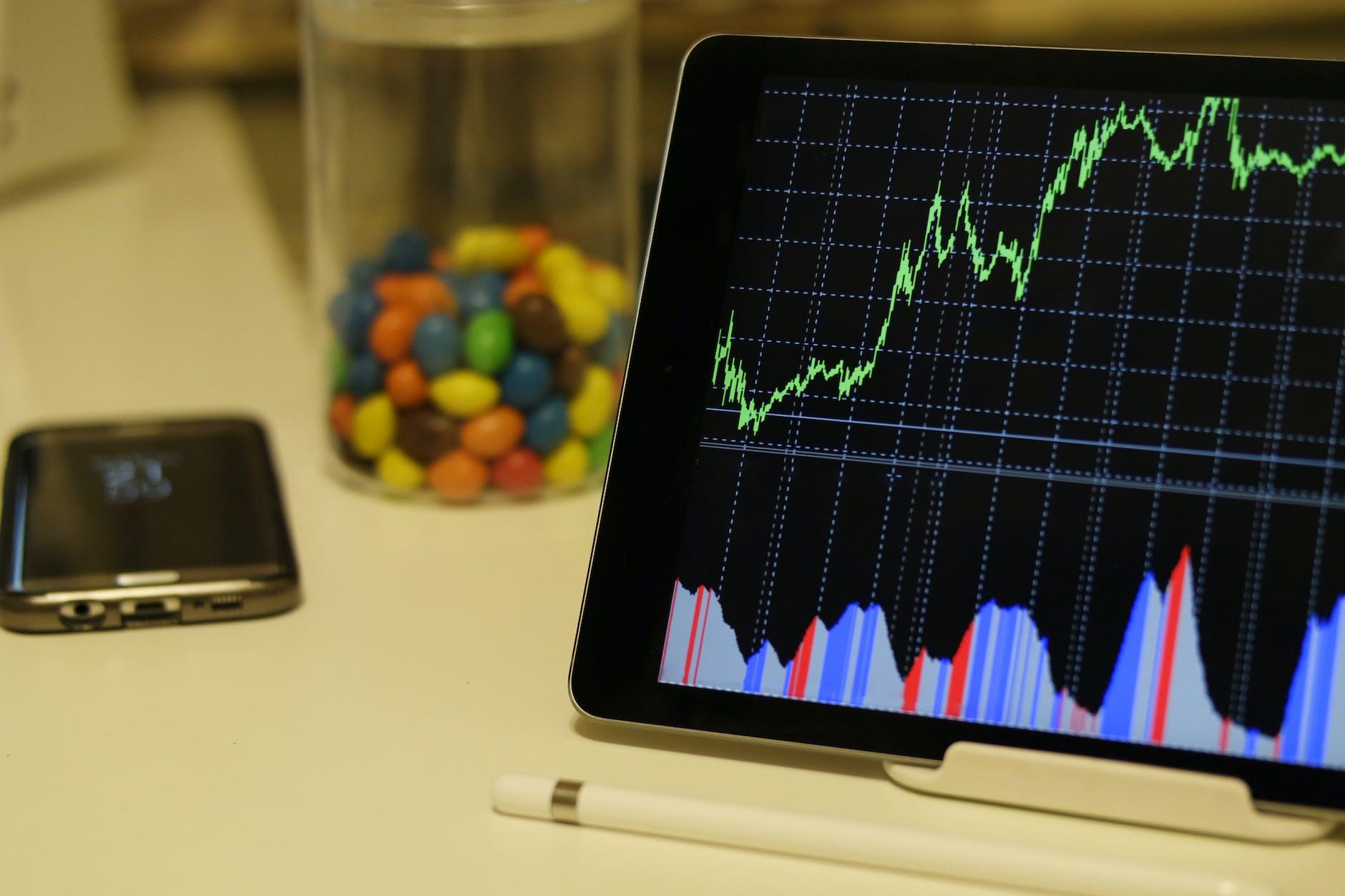 Como conseguir tráfico para tu blog – Analiticas – Photo by Burak The Weekender on Pexels.com white android tablet turned on displaying a graph