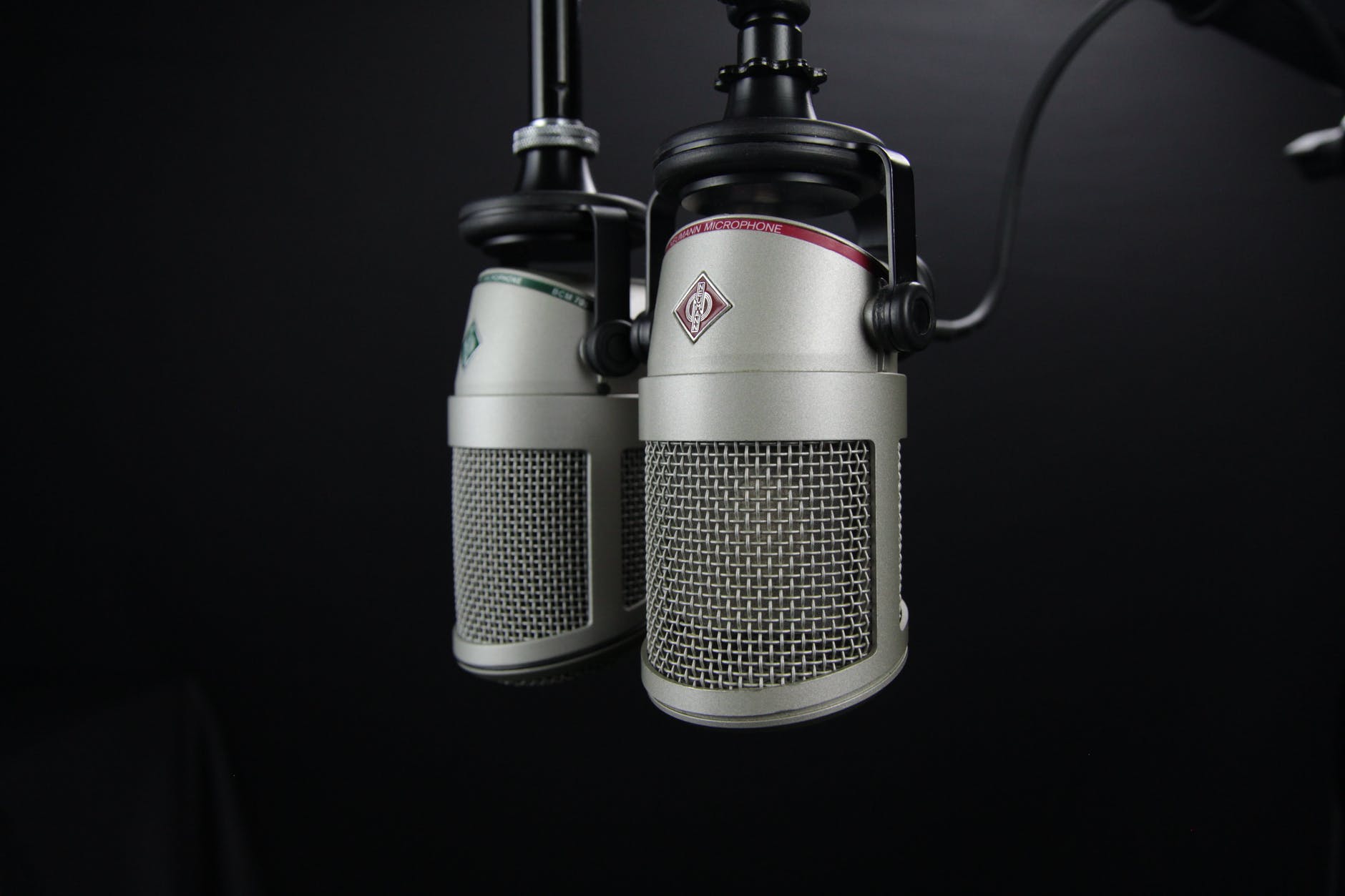 Como Crear Un podcast – Herramientas – Photo by Pixabay on Pexels.com aluminum audio battery broadcast