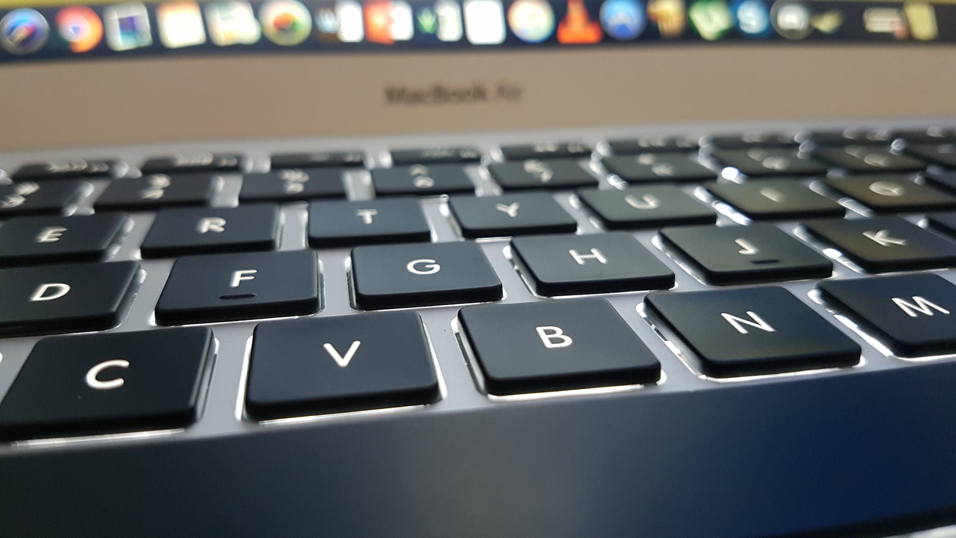 Crear tabla de contenidos en WordPress – Keyboard for writing content – Photo by Iliescu Victor on Pexels.com selective focus photography of turned on macbook air