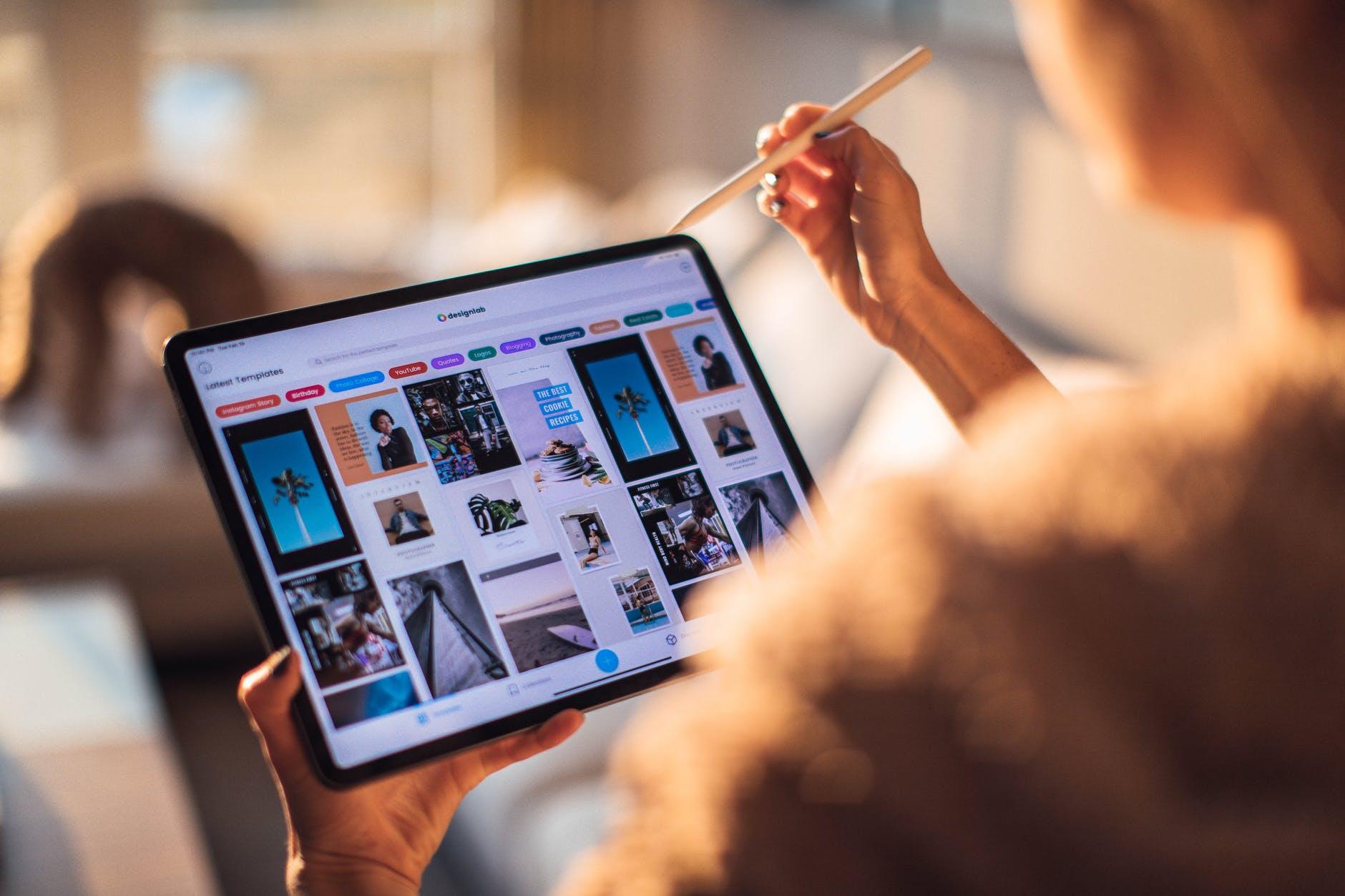 Consejos para crecer en Instagram – sé real – Photo by Roberto Nickson on Pexels.com woman holding tablet computer