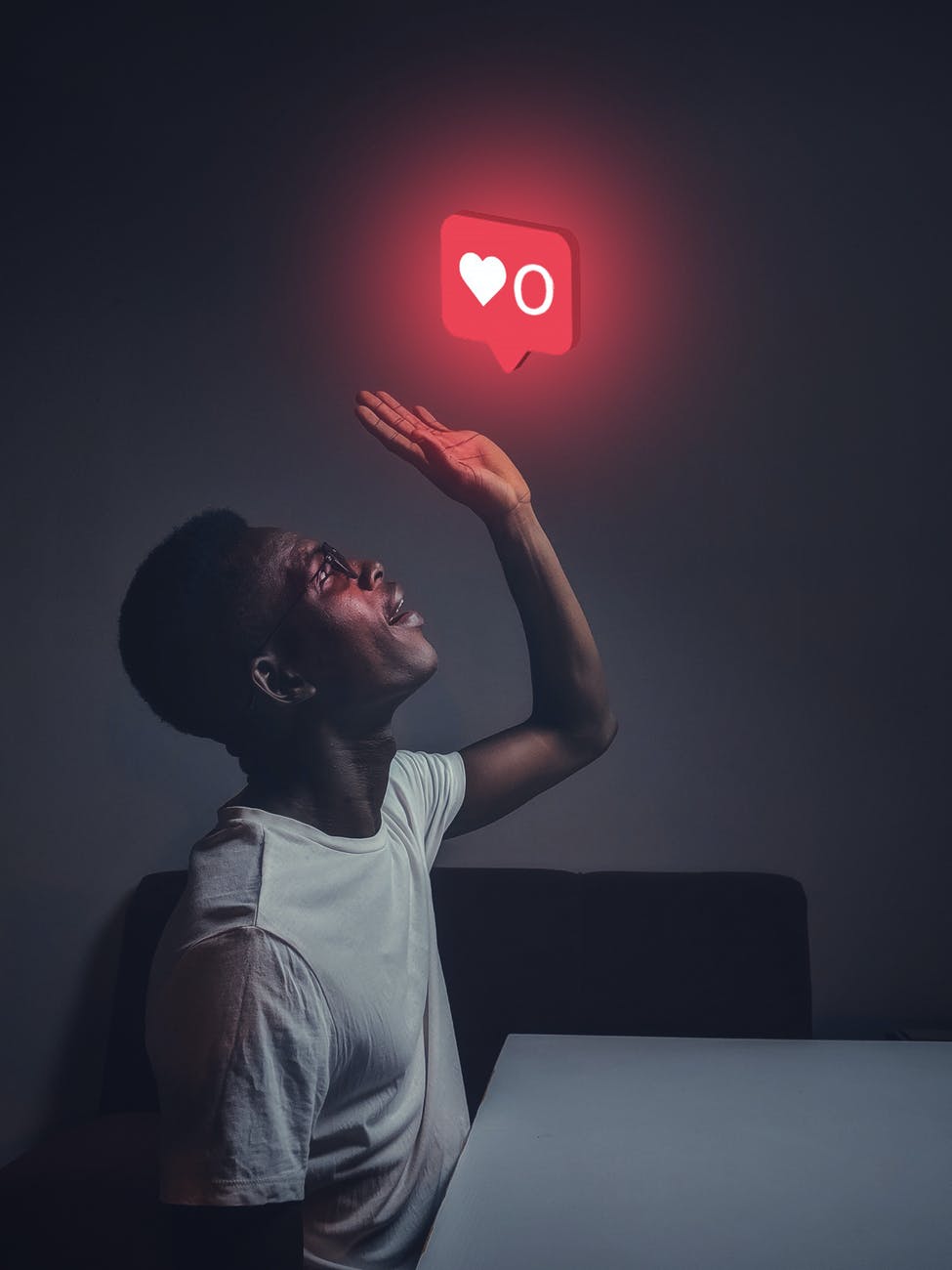 Consejos para crecer en Instagram – Haz colaboraciones con otros creadores de contenido -Photo by Oladimeji Ajegbile on Pexels.com man in white crew neck top reaching for the like