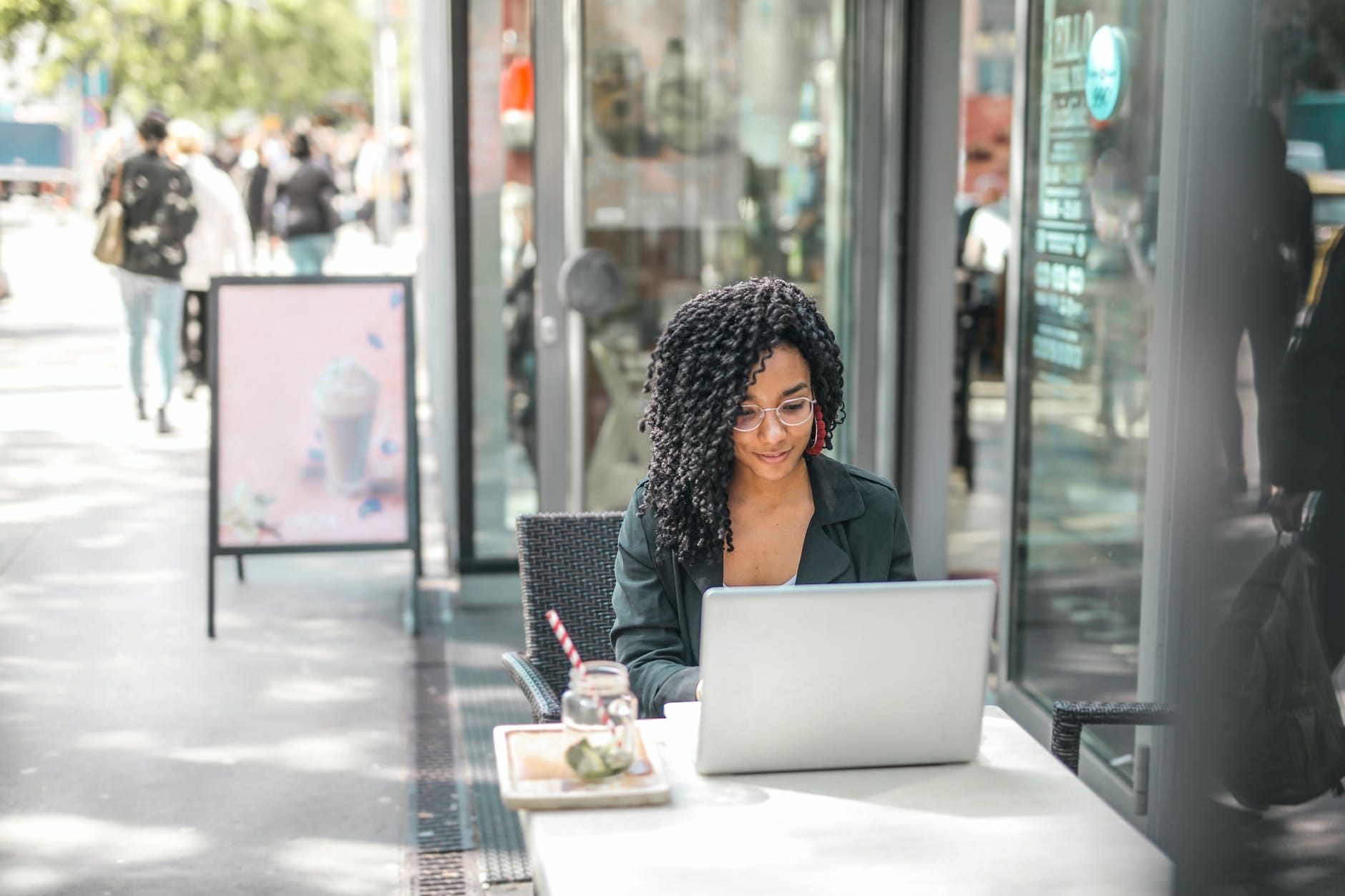 Cómo conectar el blog de Blogger a Google Search Console – Photo by Andrea Piacquadio on Pexels.com ethnic young woman using laptop while having tasty beverage in modern street cafe