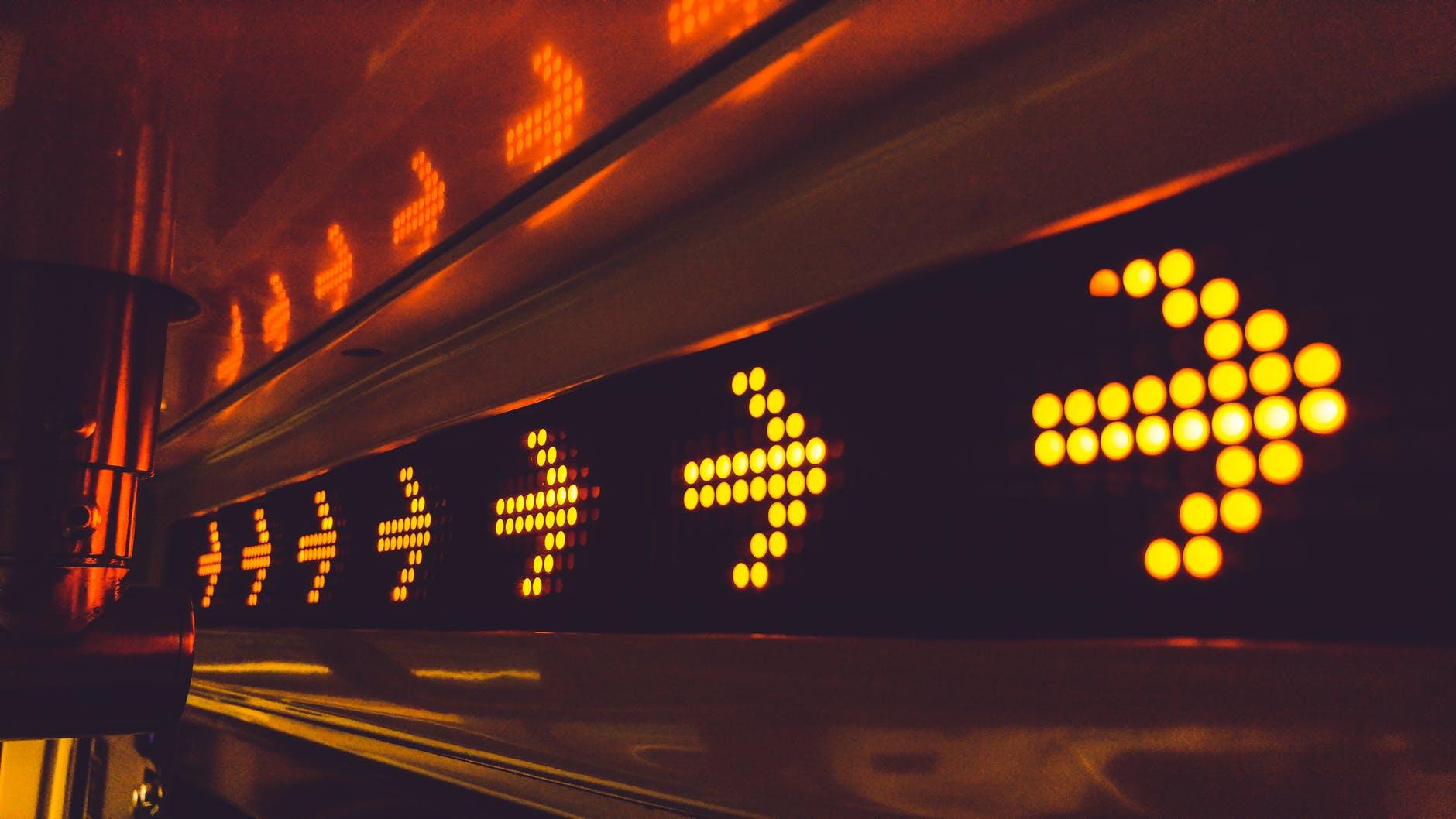 tipos de contenido de blog para aumentar tu trafico web – Guias – Photo by Isaque Pereira on Pexels.com yellow arrow led signage