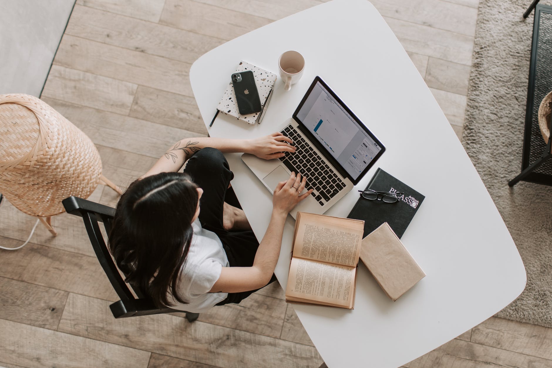 Crear tabla de contenidos en WordPress – Writer – Photo by Vlada Karpovich on Pexels.com young lady typing on keyboard of laptop in living room