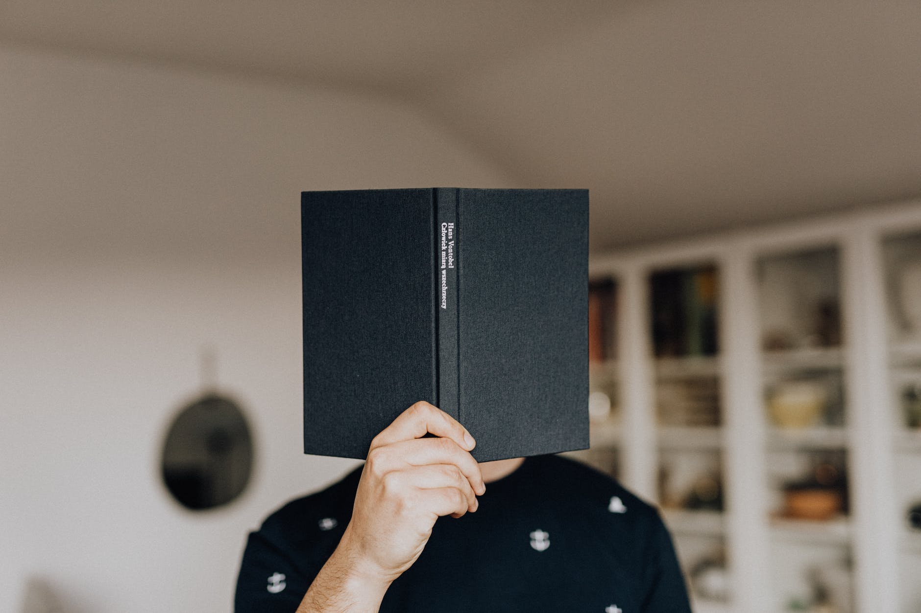 Consejos para crecer en Instagram – Crea stories – Photo by Karolina Grabowska on Pexels.com anonymous man with book in hand