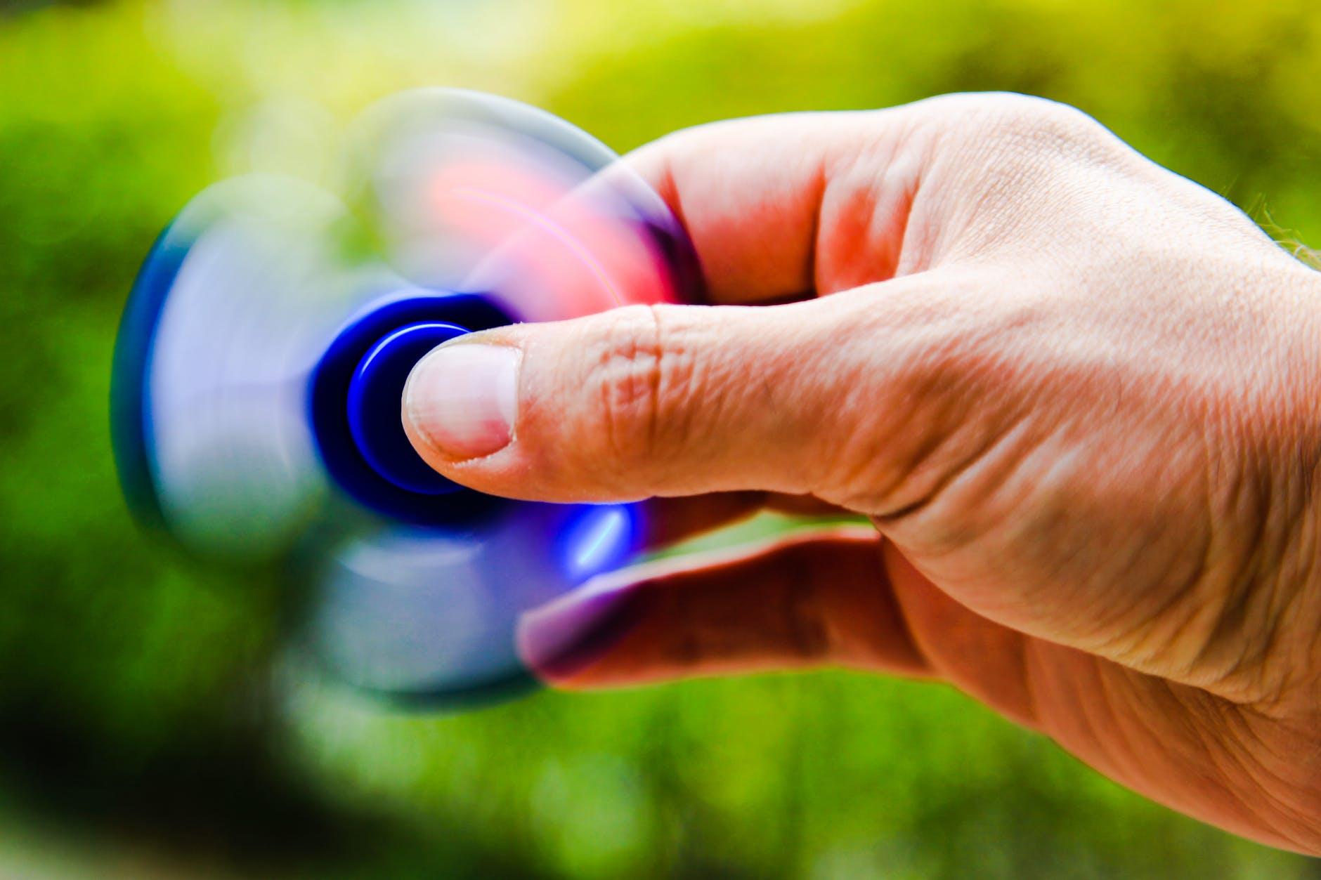 Tipos de contenido de blog para aumentar tu trafico web – Tendencias – Photo by Tanino on Pexels.com person playing blue hand spinner