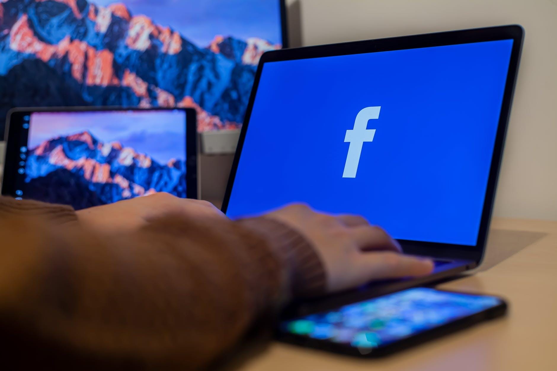 Como crear una CUENTA Y PÁGINA DE FACEBOOK – Photo by Luca Sammarco on Pexels.com person using a laptop