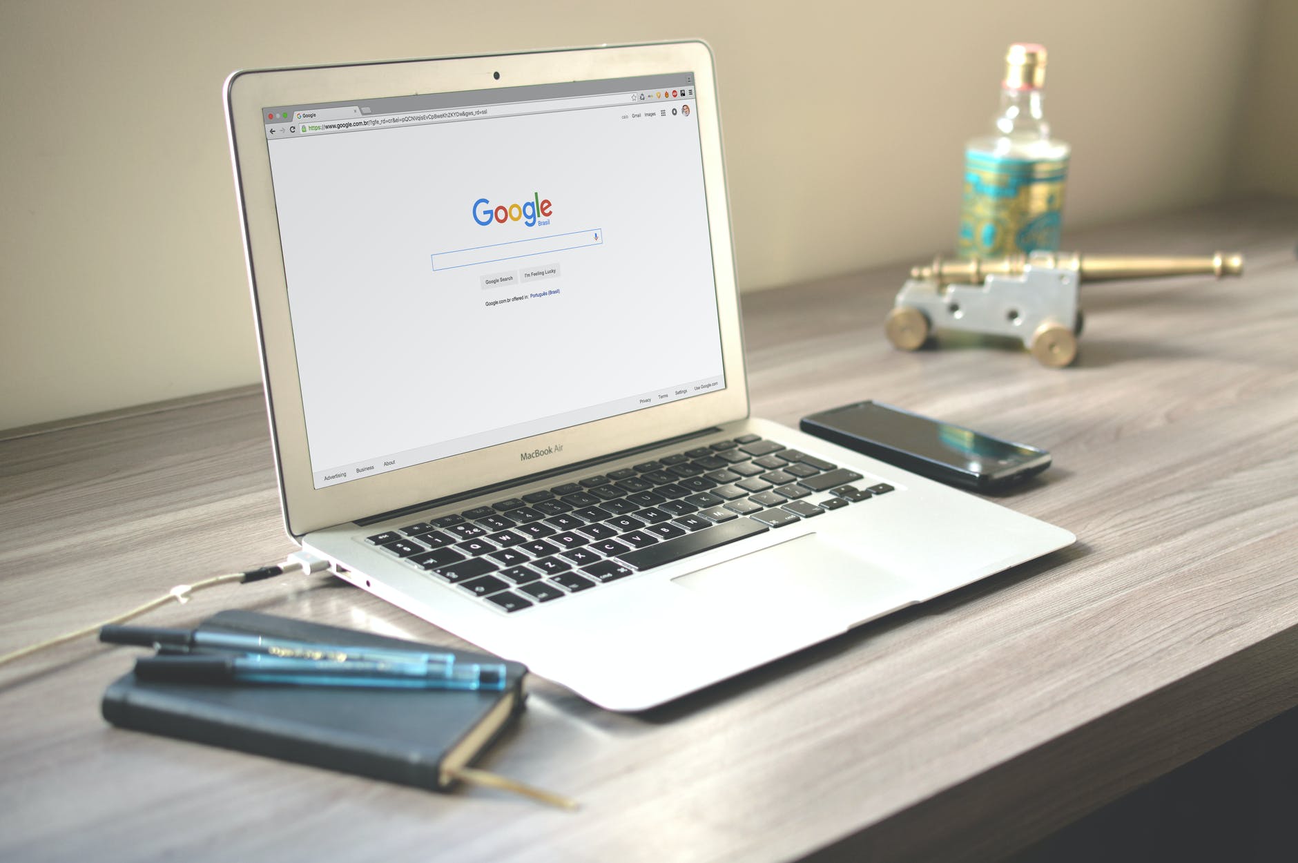 Cómo conectar el blog de Blogger a Google Search Console – Photo by Caio on Pexels.com macbook air on grey wooden table