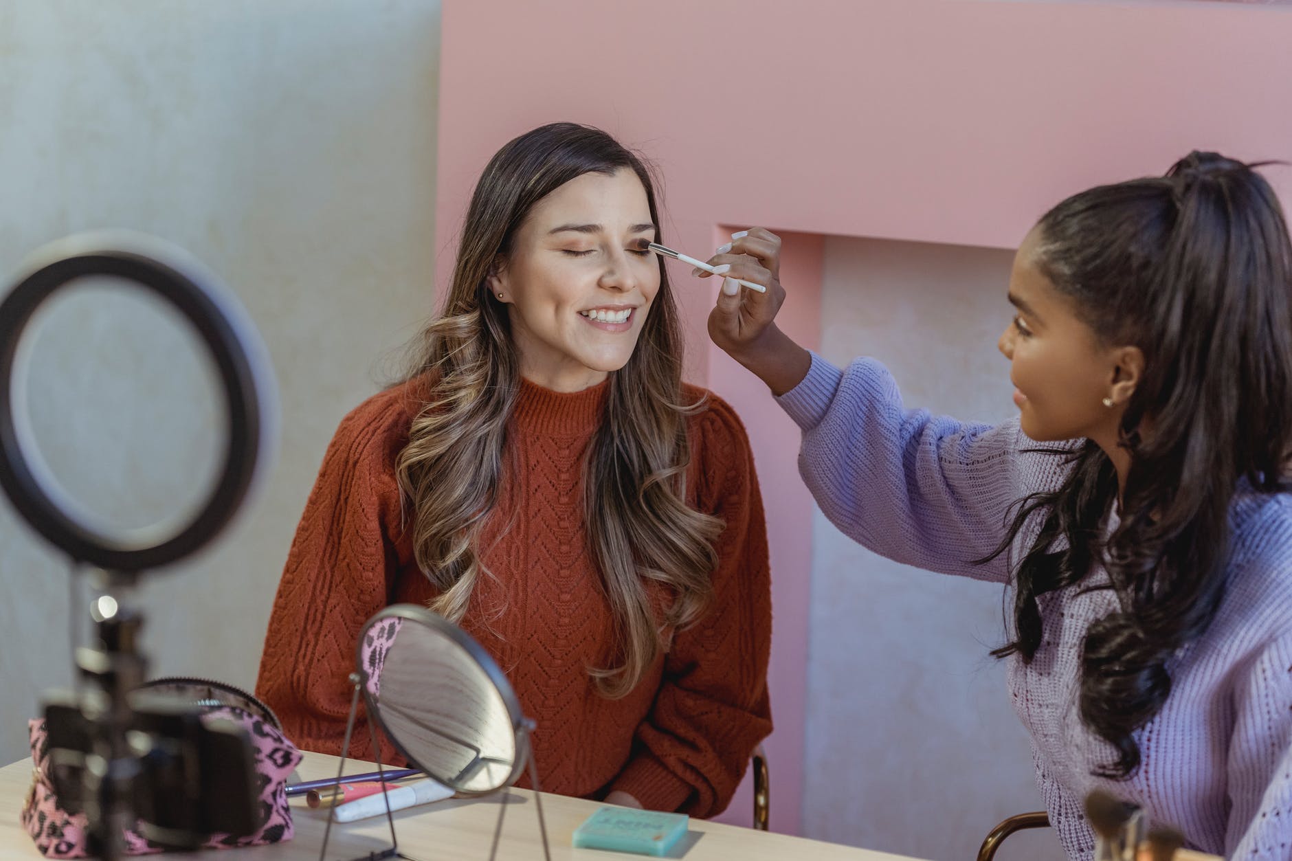 tipos de contenido de blog para aumentar tu trafico web – Articulos – – Tutoriales – Photo by George Milton on Pexels.com black beauty blogger applying makeup on model during live broadcast