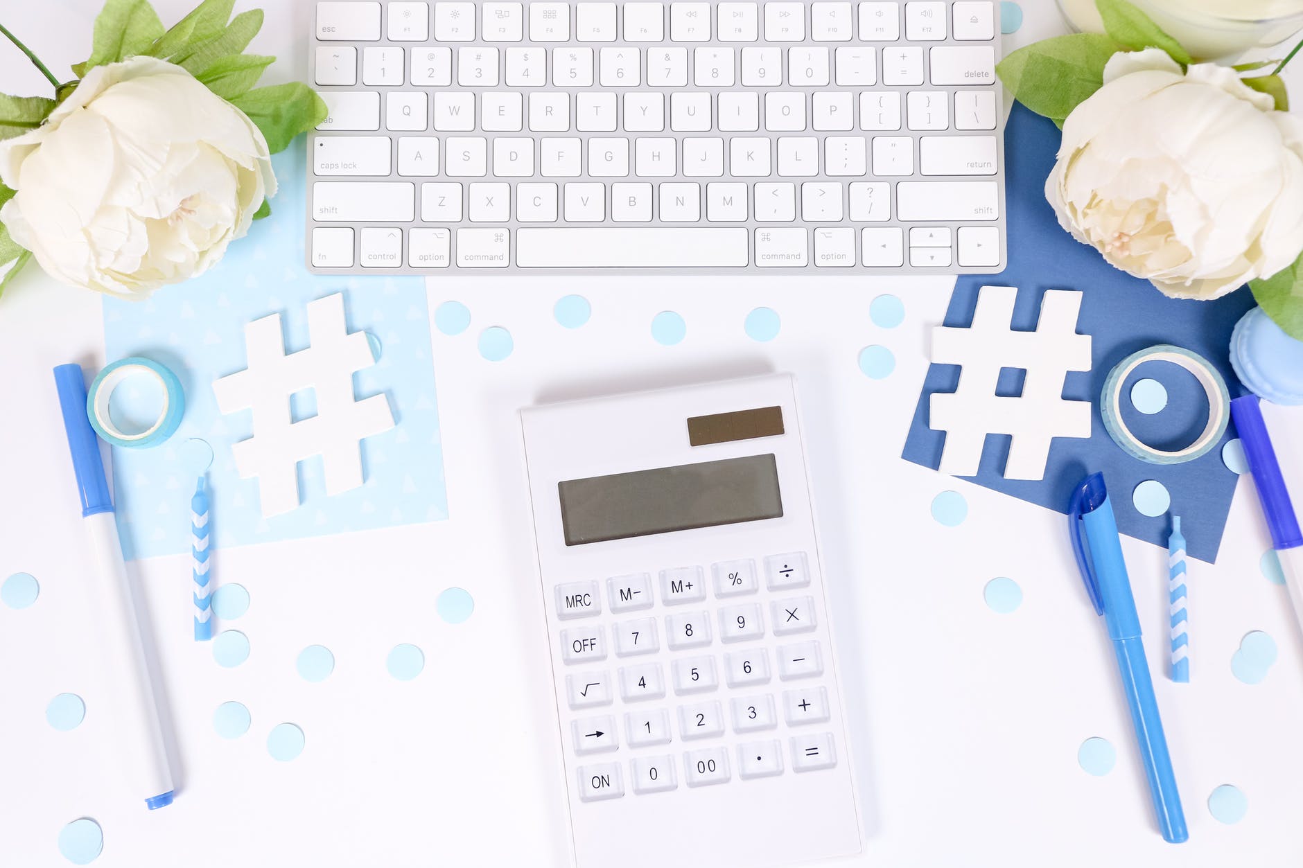 Consejos para crecer en Instagram – Utiliza Hashtags en tus publicaciones de instagram – Photo by Katie Harp on Pexels.com white and black calculator on white and blue textile