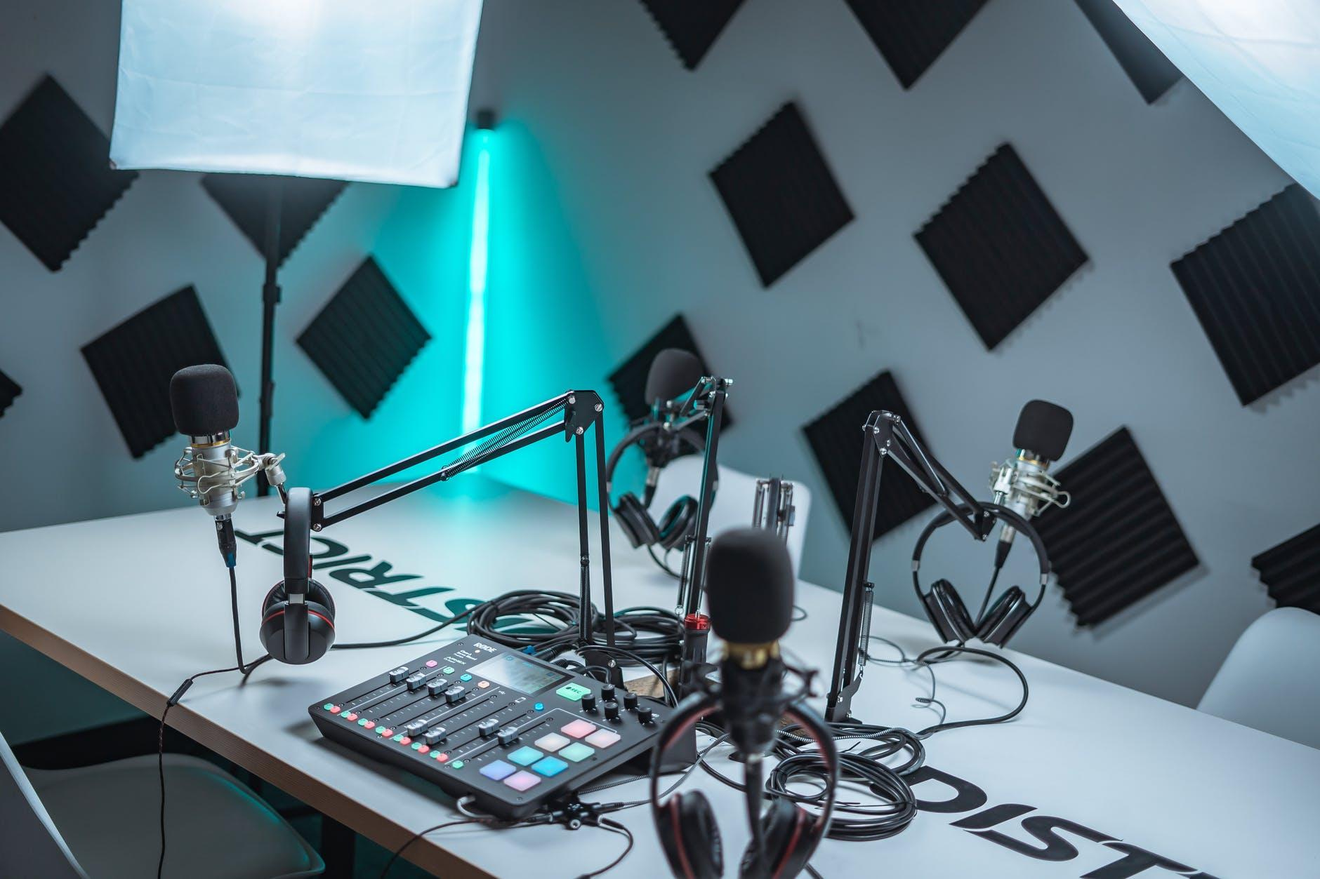 tipos de contenido de blog para aumentar tu trafico web podcast / Youtube – Photo by Harry Cunningham @harry.digital on Pexels.com an intricate podcast setup